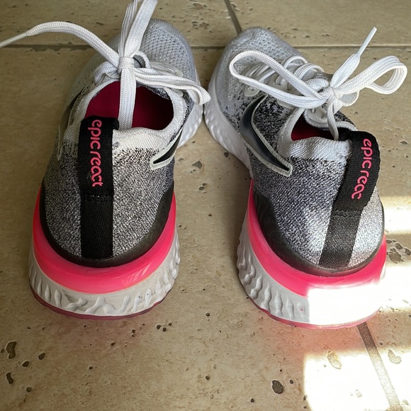 Nike Women’s Epic React Flyknit Size 9 - Picture 5 of 8